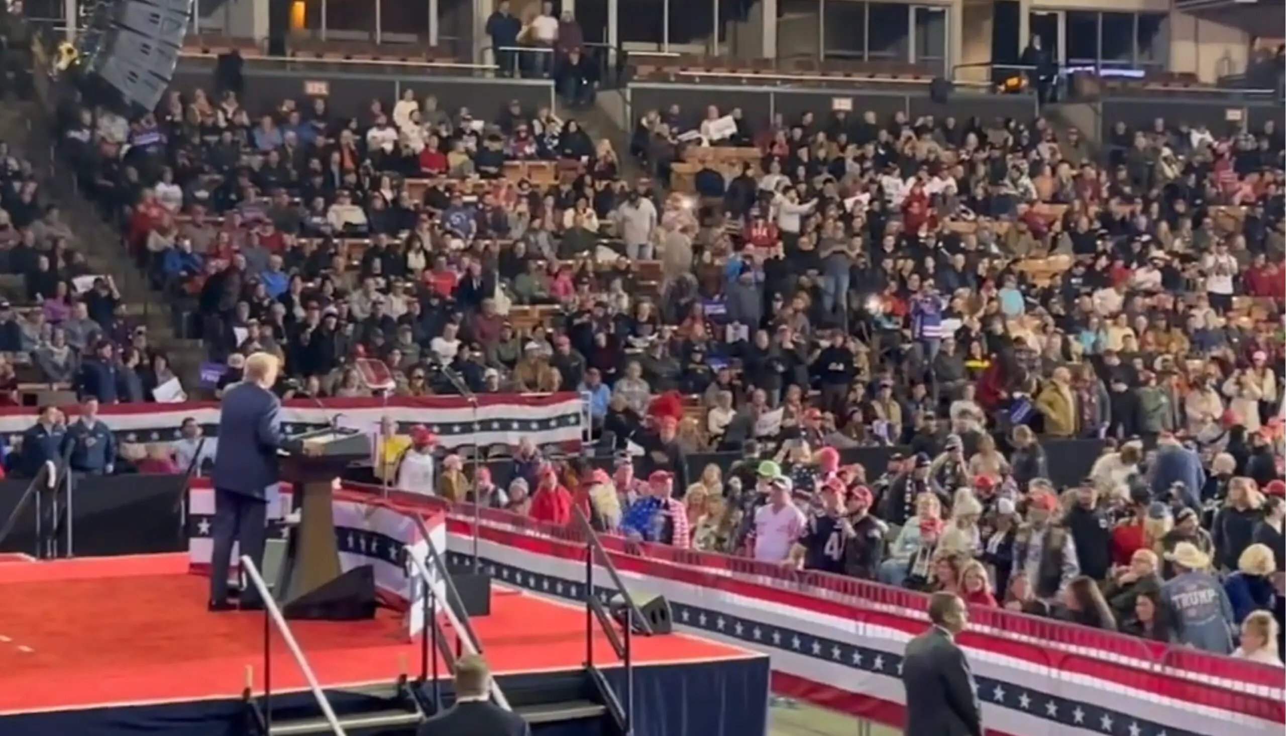 Donald Trump’s New Hampshire Rally Disrupted by Protester Yelling He’s ‘Going to Jail’ - News Addicts
