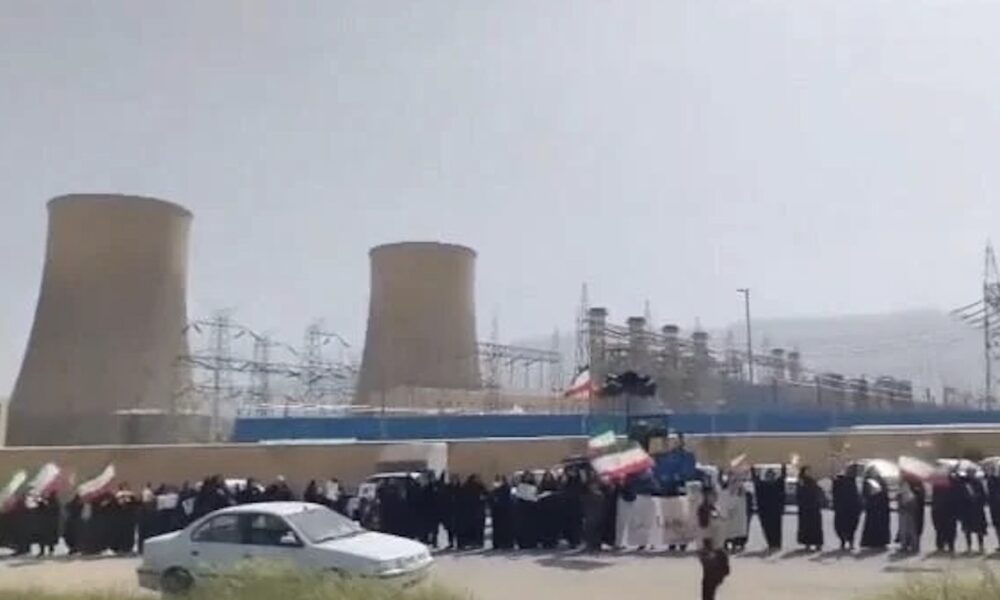 Iran Mobilizes Civilians as Tensions With Trump Escalate