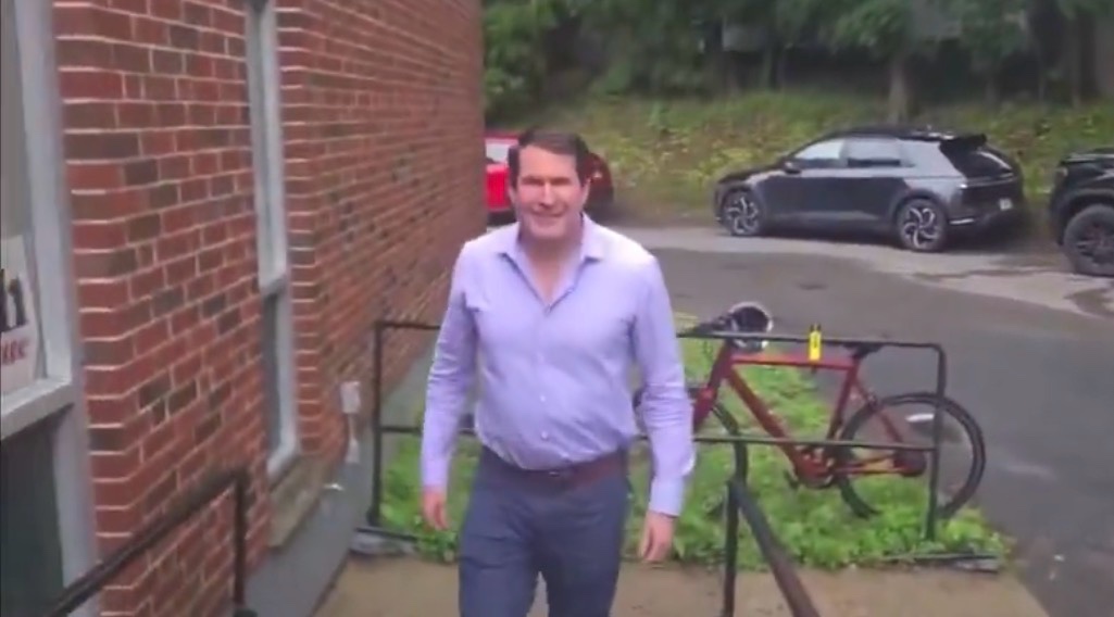 Democrat Congressman Reacts Strongly, Destroys Fox News Reporter’s Phone