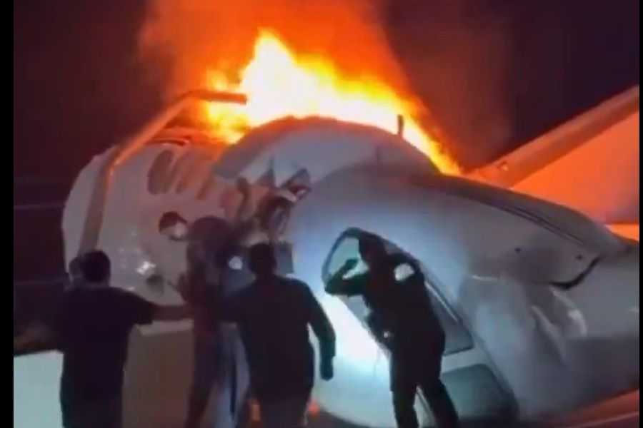 Stunning Plane Crash on Texas Highway: One Dead and Bystanders Heroically Step In