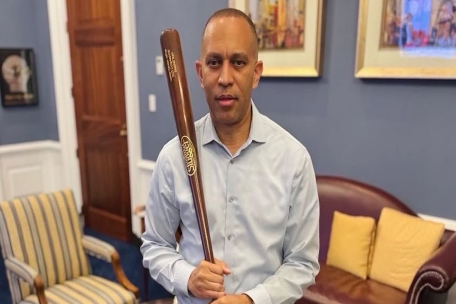 Hakeem Jeffries Reacts Strongly to Dem’s Endorsement of Republican
