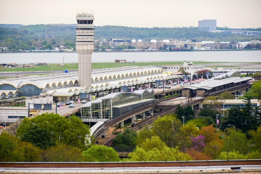 Emergency Landing of Jet with Key Trump Officials Due to Engine Trouble