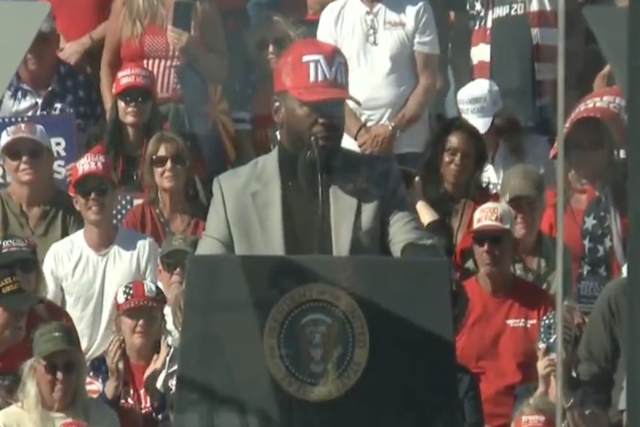Floyd Mayweather Jr. Shocks Crowd at Trump Rally in Arizona